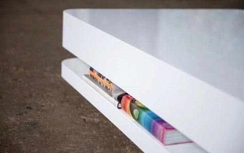 Detalle de la mesa blanca con ruedas