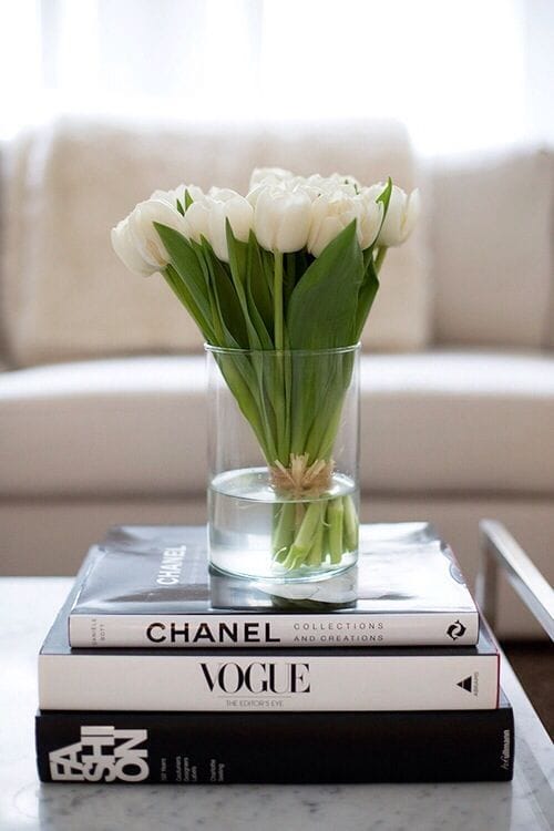 Detalles decorativos sobre una mesa auxiliar