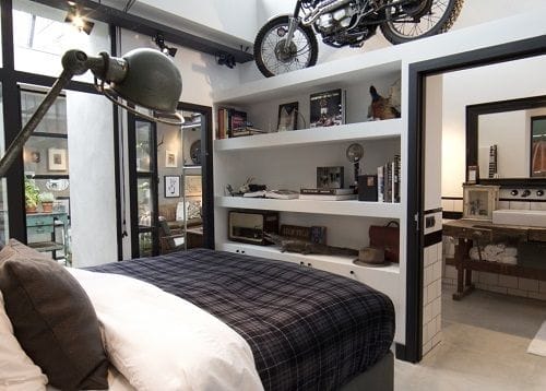 Dormitorio principal con moto