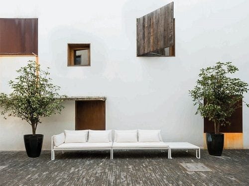 Exterior con sofá largo blanco