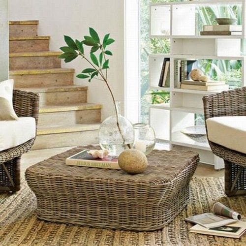 Mesa de mimbre en salón