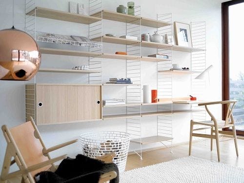 Salón con lámpara de diseño de cobre