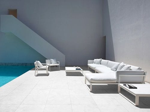 Terraza exterior con mobiliario blanco