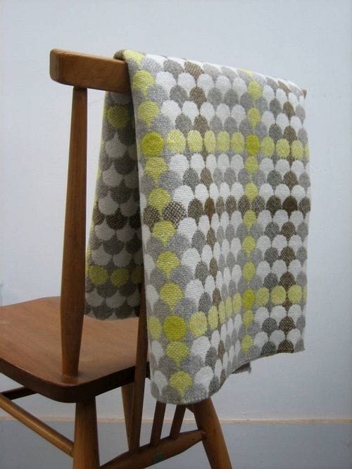 Manta amarilla y gris + silla. the abacus estudio
