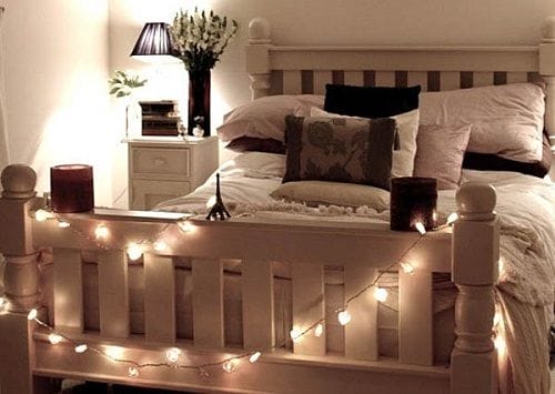 Christmas-Lights-in-Bedroom-06-1-Kindesign
