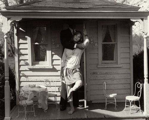 mujer puerta casa abrazada