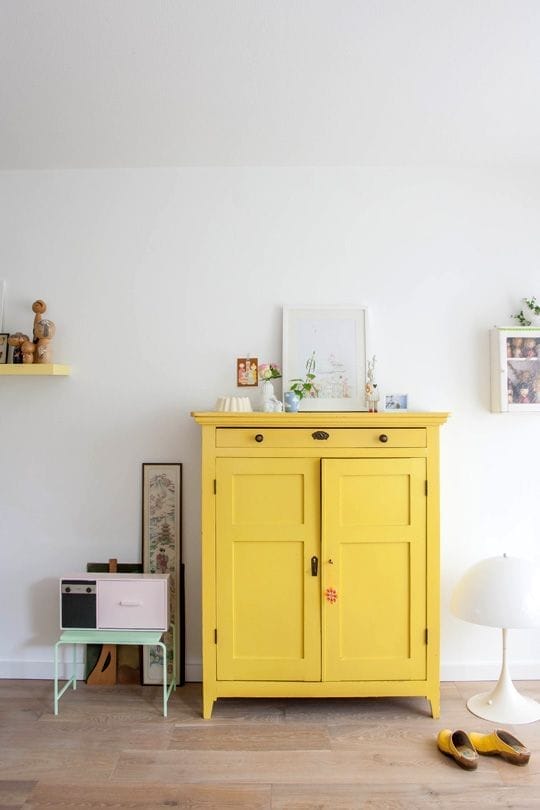 Decorar con amarillo albero mueble recuperado