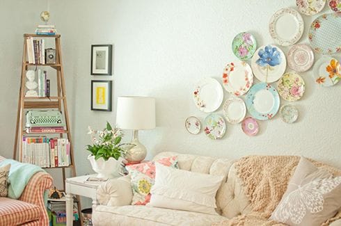 ideas decoracion salon tonos pastel platos paredes