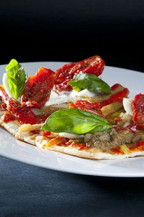 coca siciliana con queso gresco mozarella y tomates deshidratados.