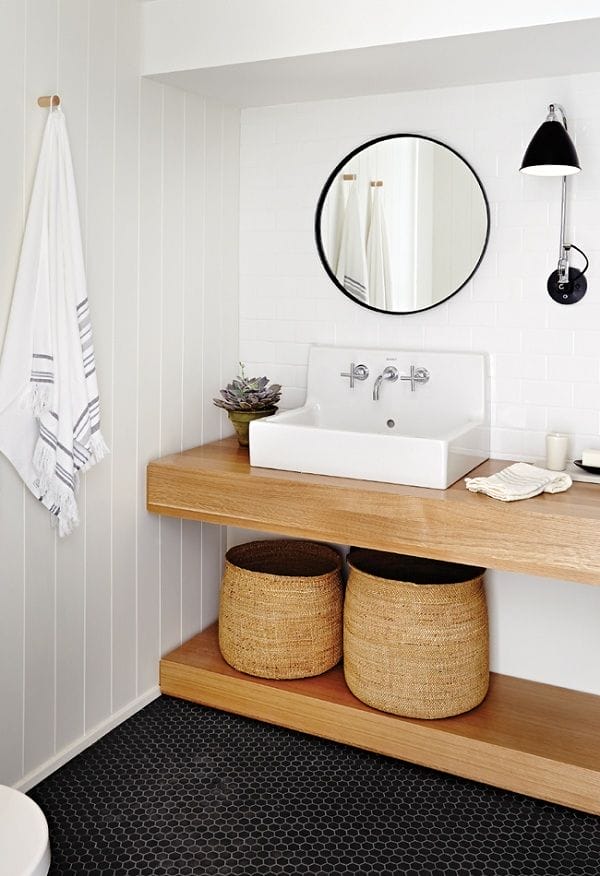 baño blanco con adornos en madera y negro