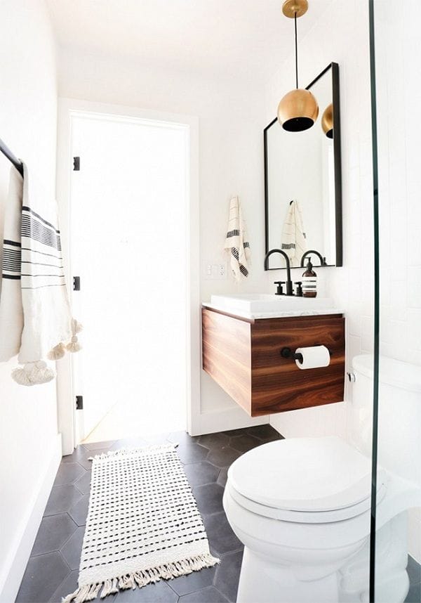 baño blanco con lavabo de madera