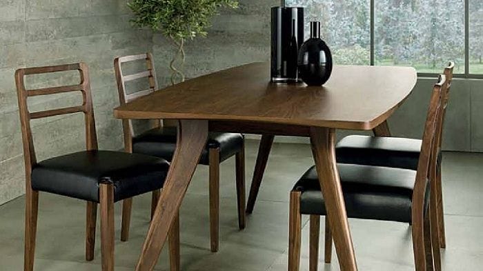 mesa y sillas de madera y cuero