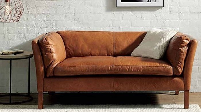 sofá de cuero marrón