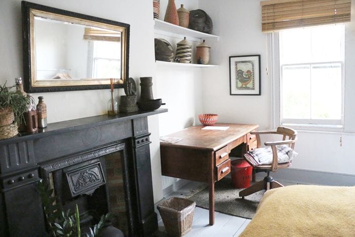 chimenea negra con escritorio