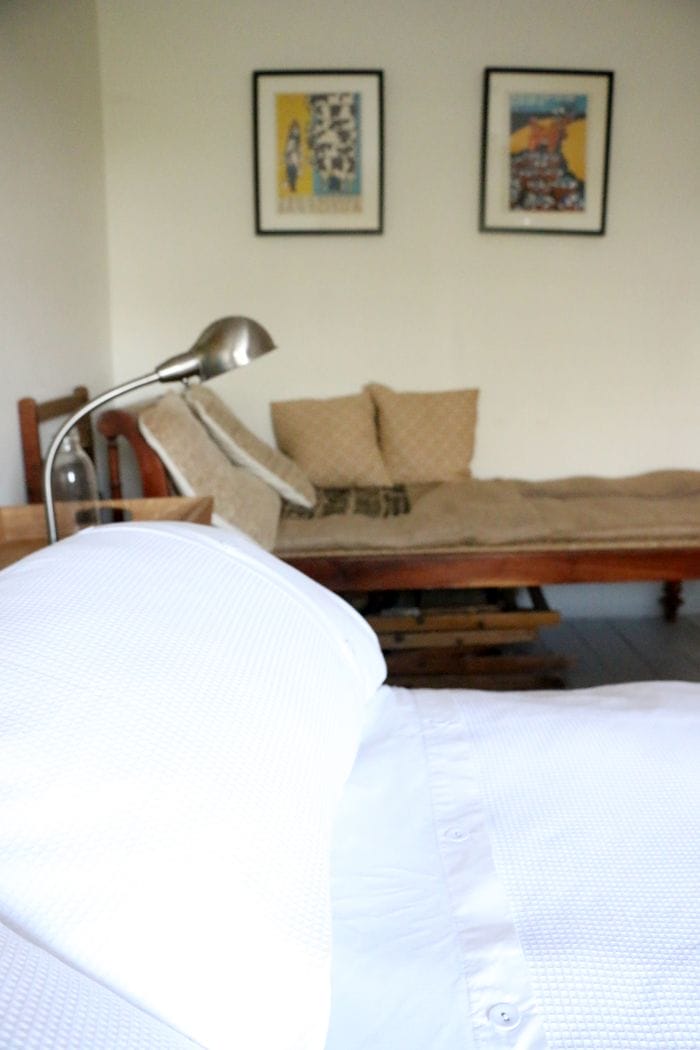 cama blanca con divan saco
