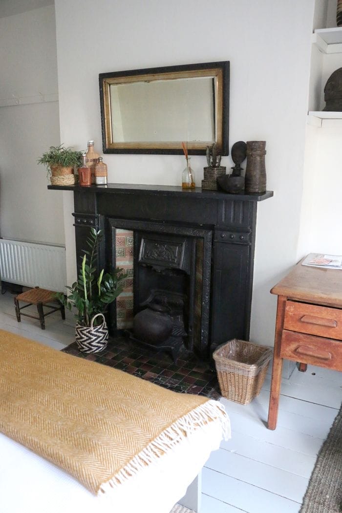 chimenea negra con espejo