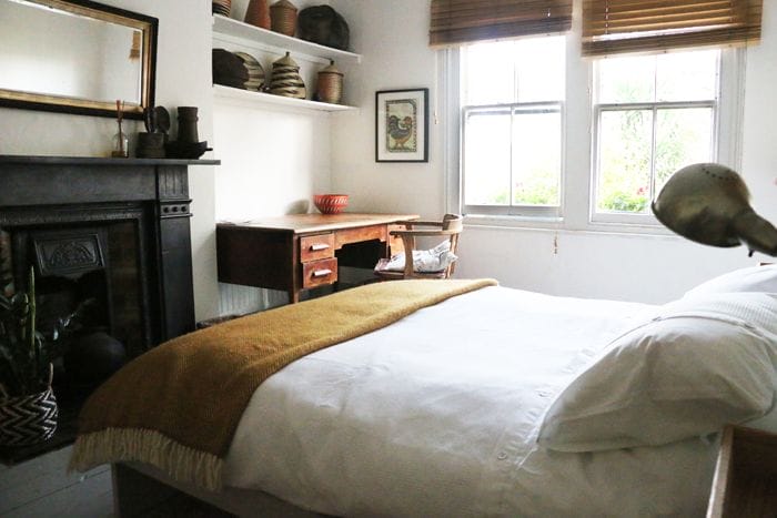 cama doble con manta mostaza