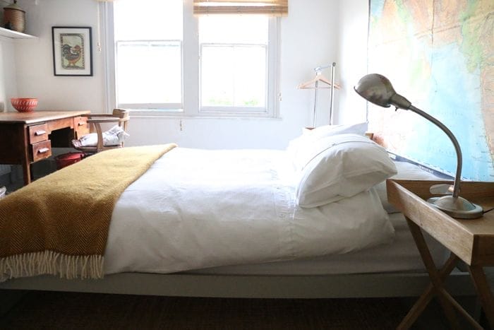 cama doble con ventana