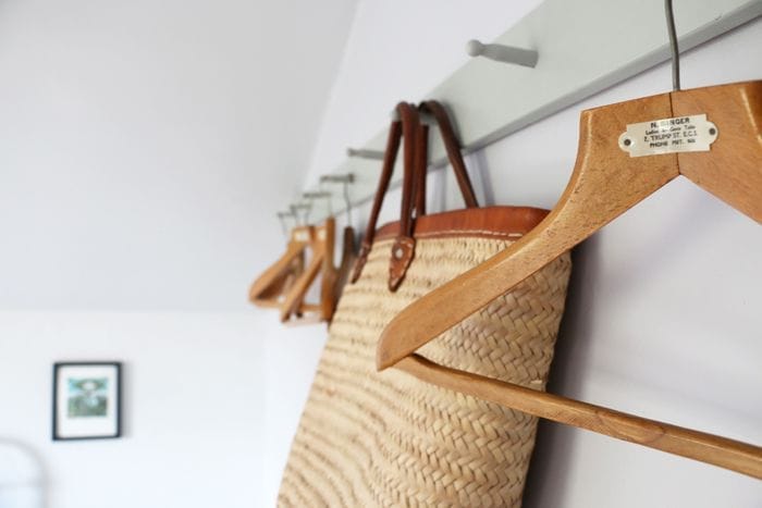 perchas madera y capacho rafia