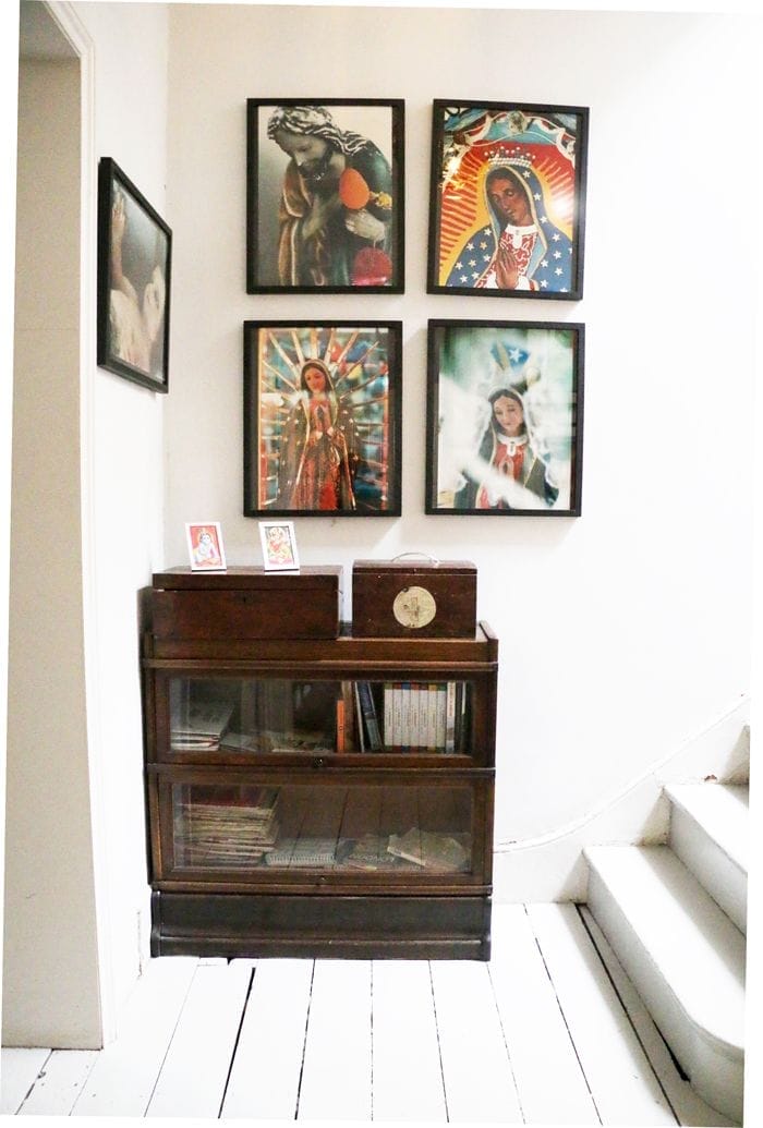 comoda y cuadros religiosos