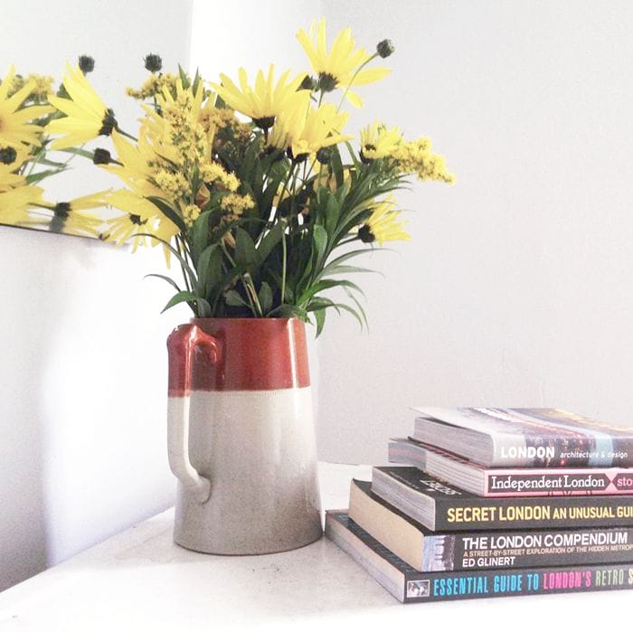 Jarrón flores amarillas y libros de Londres
