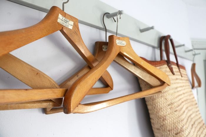 detalle perchas madera 