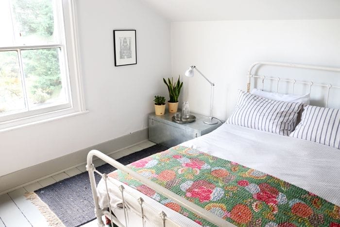 habitacion con colcha de flores