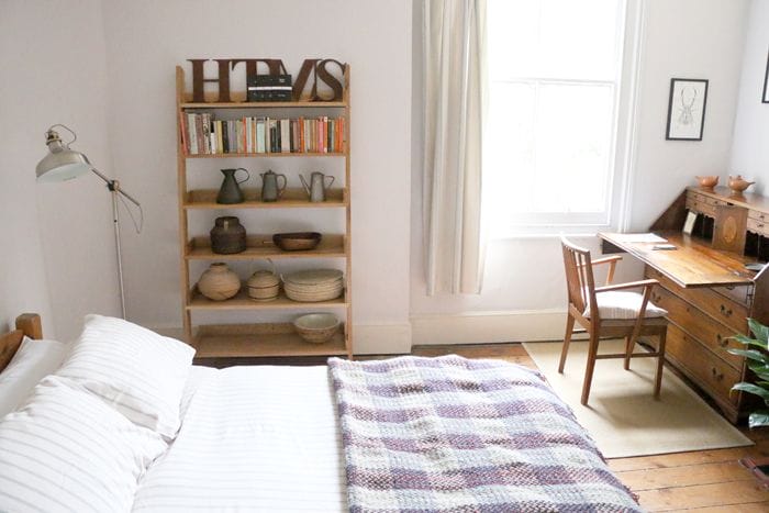 habitacion con estanteria libros