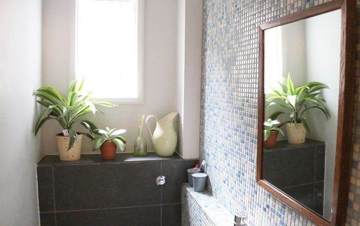 baño con gresite azul