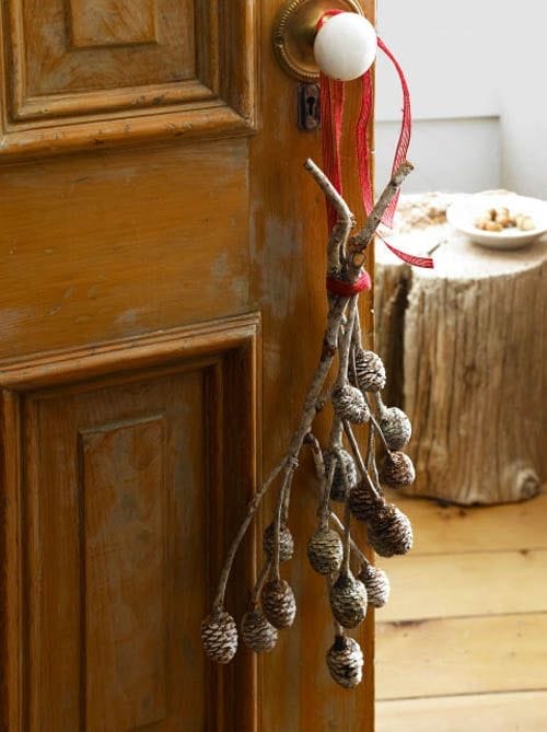 ideas decoracion navidad puerta con piñas