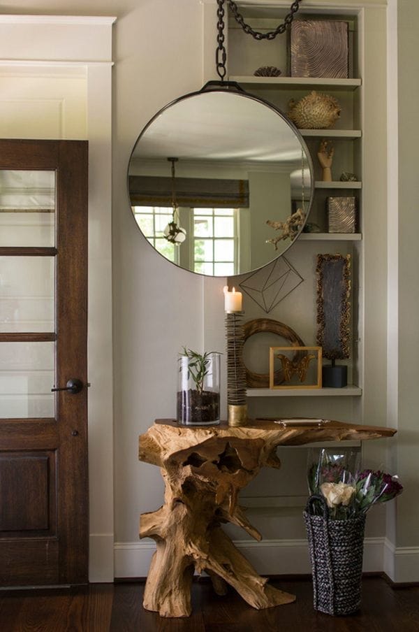 Entrada con mueble tronco virgen y espejo redondo