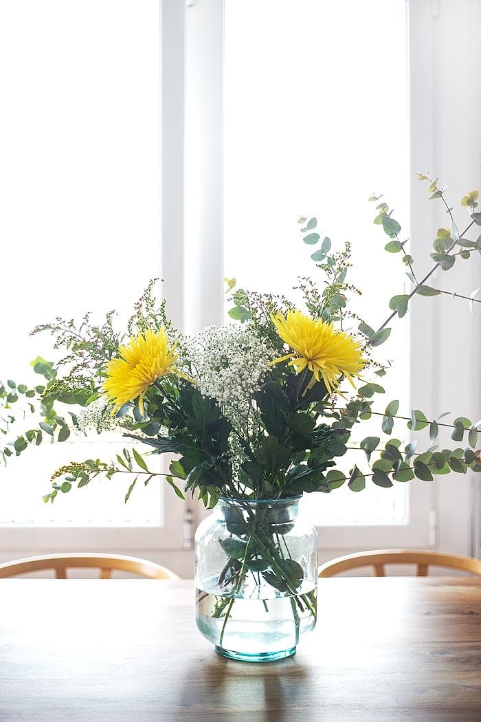 flores amarilla ventanal luz