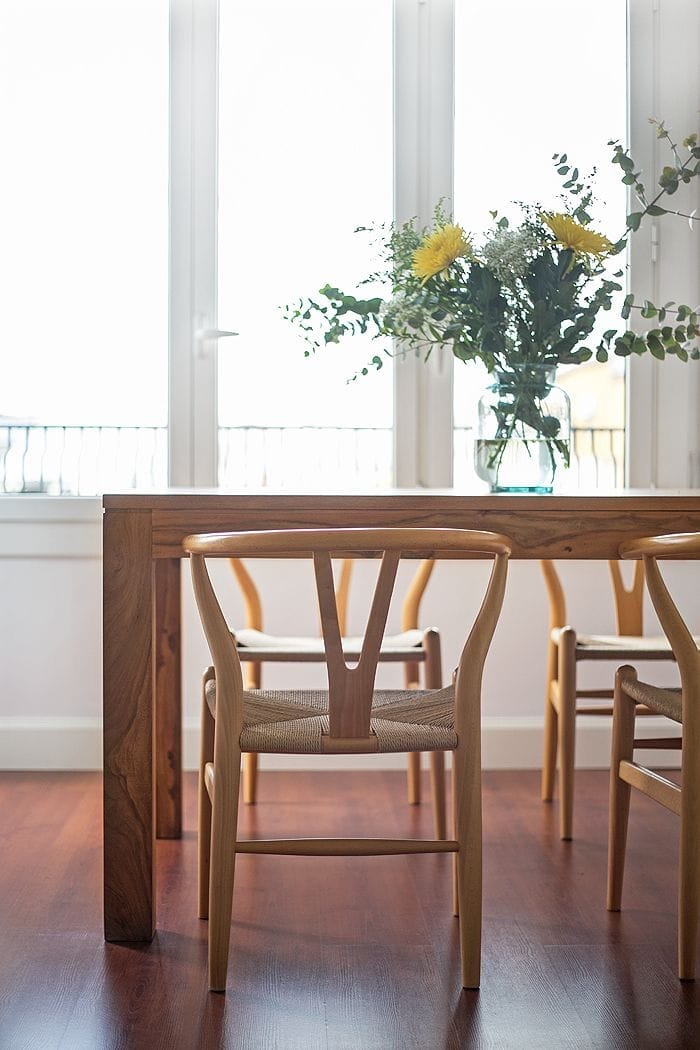 sillas madera con flores amarilla