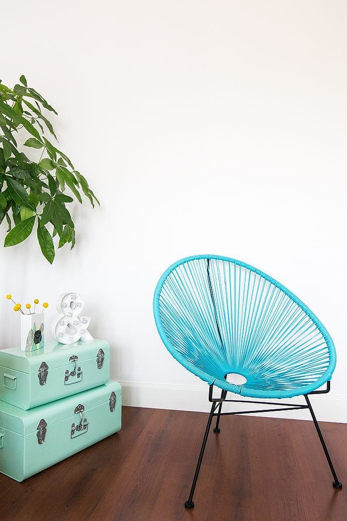 silla calipso turquesa con maletas retro