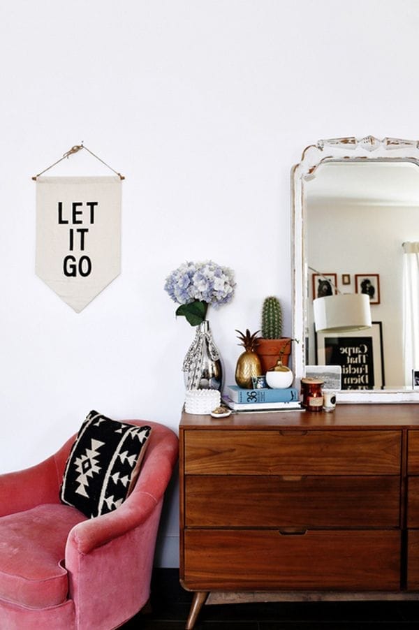 comoda nordica madera oscura con sofa retro rosa