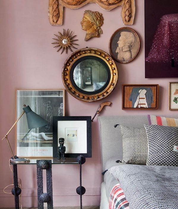 composicion espejos y relieves clasicos con sofaP