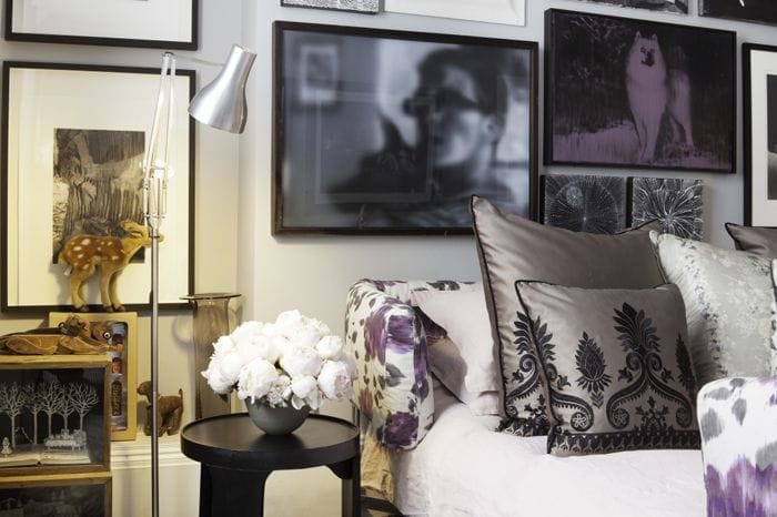 detalle dormitorio cojines pared oscura