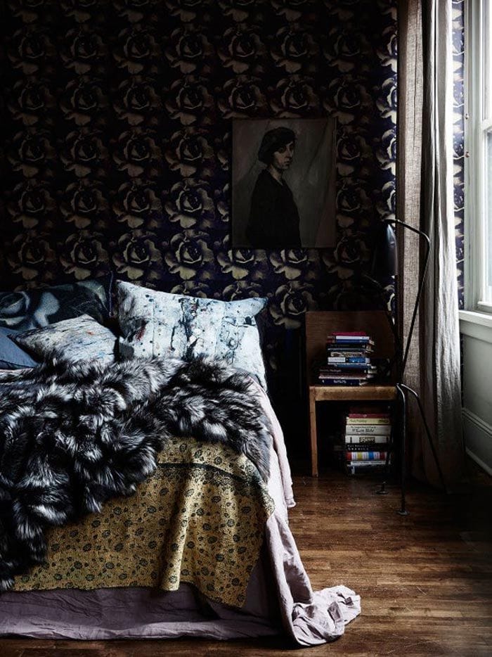 dormitorio maximalista con pieles