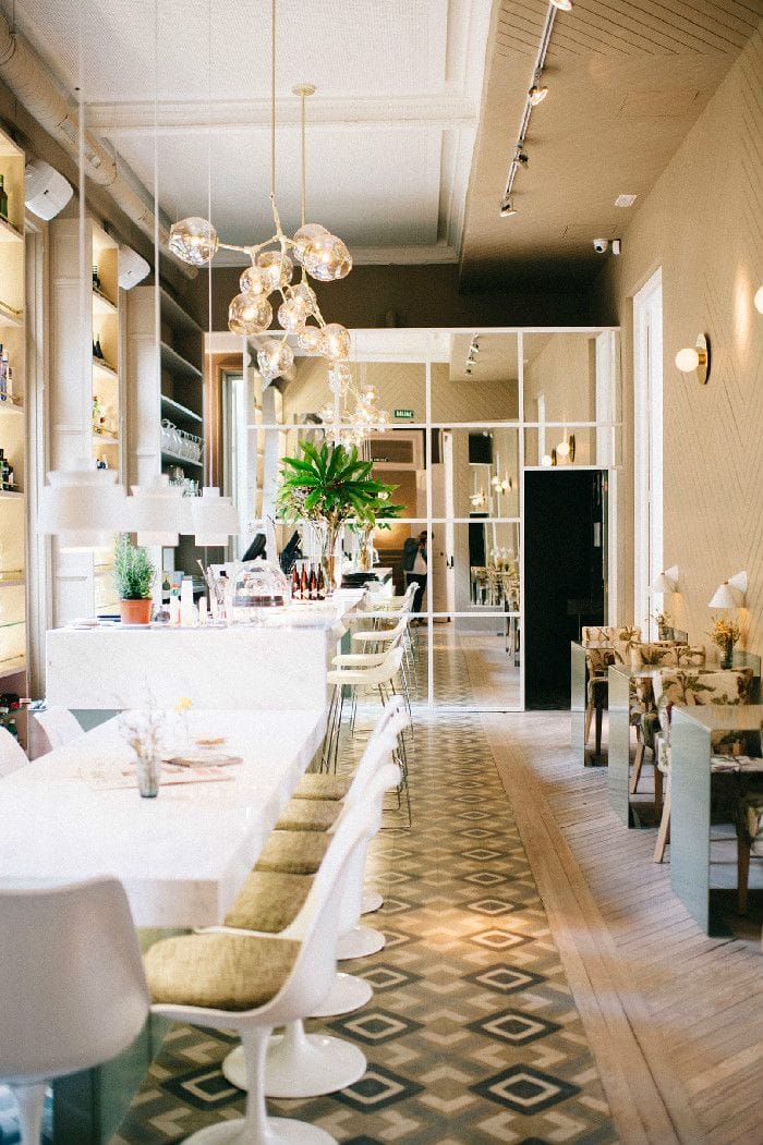 mesas blancas en el imparcial p