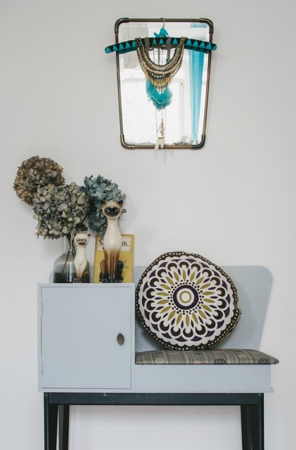 mueble asiento vintage azul grisaceo con cojin redondo