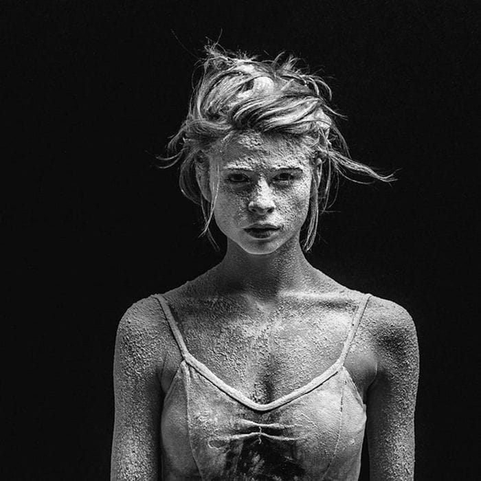 Espectaculares imágenes en blanco y negro de bailarinas cubiertas de harina