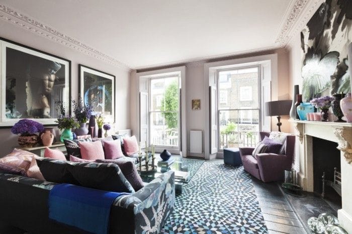 salon sofas con cojines rosas y chimenea