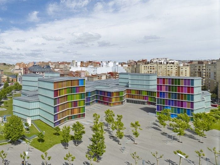 MUSAC Leon Exterior Tunon Mansilla mosaico cristales colores ventana