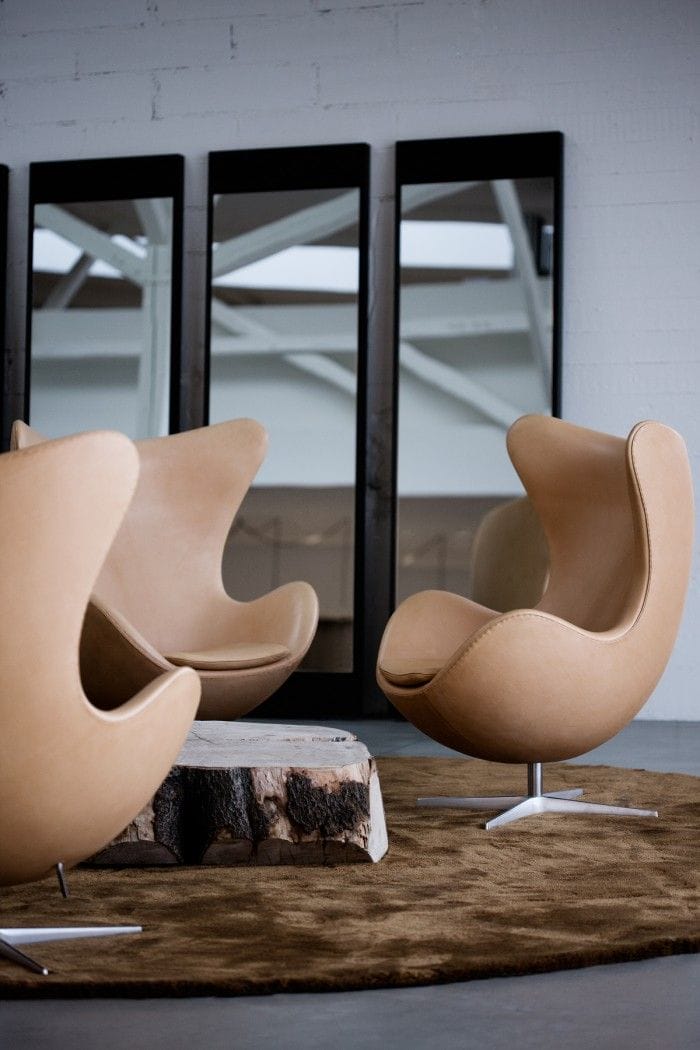 The egg silla sillon huevo redondo arquitecto danes arne jacobsen diseño dinamarca cuero marron