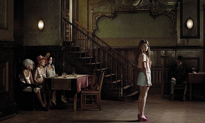 erwin olaf fotografia que parece un cuadro señoras mayores niña bar