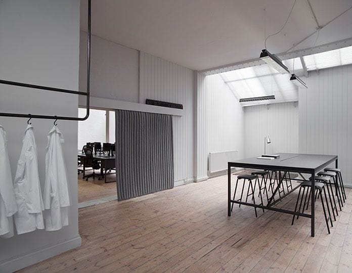 mesas de tres mesas de largo y oficinas