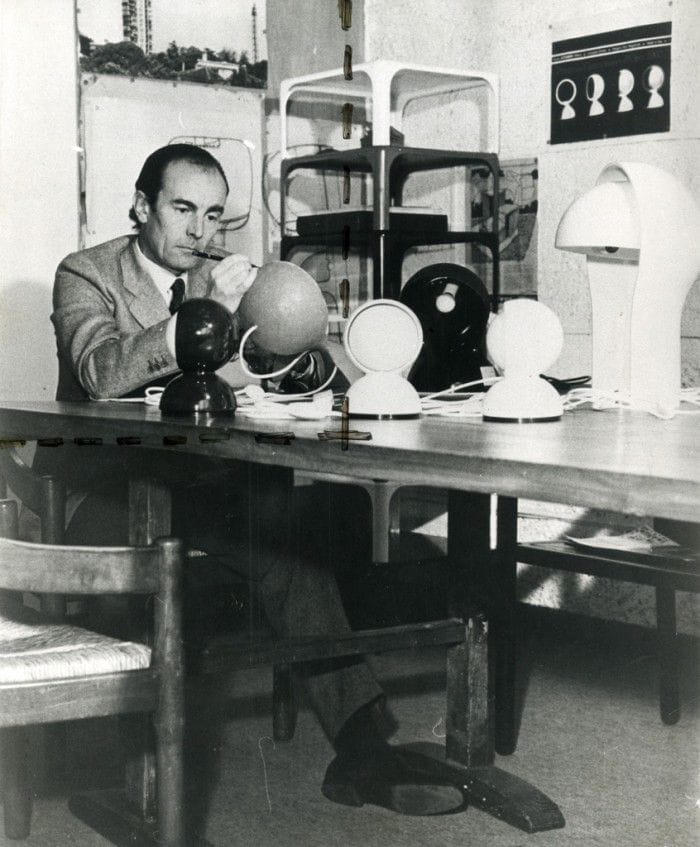 vico magistretti retrato firmando lampara eclisse eclipse estudio diseño italiano