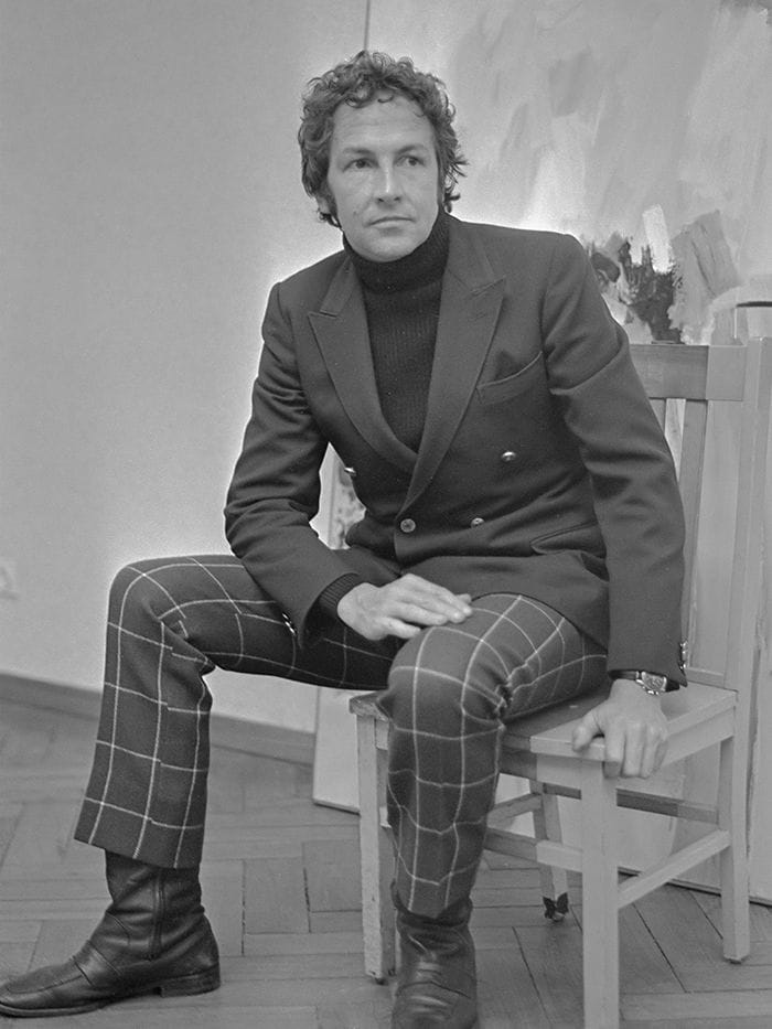 Robert Rauschenberg exposeert in Stedelijk Museum, zit hier op eigen kustwerk *21 februari 1968