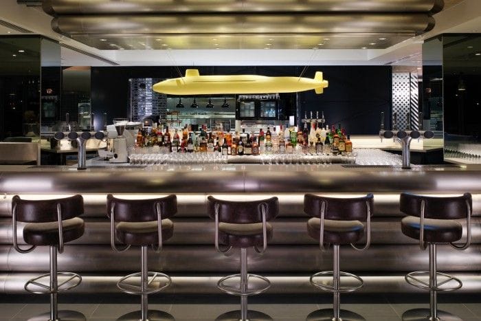 barra del bar dandelyan en el hotel mondrian de londres escultura submarino