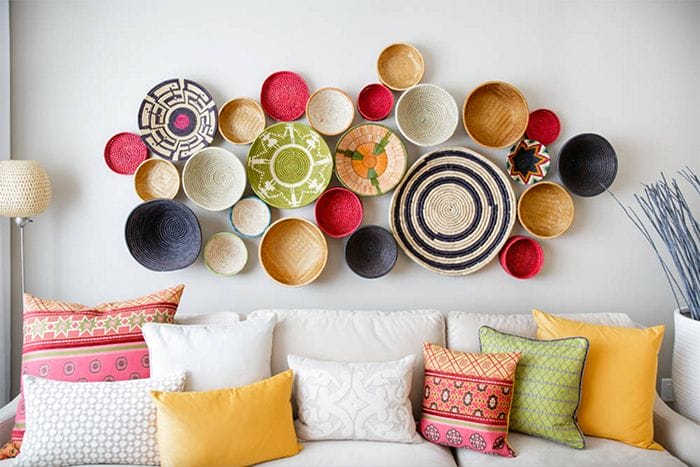 decorar paredes blancas con cestas de mimbre de colores